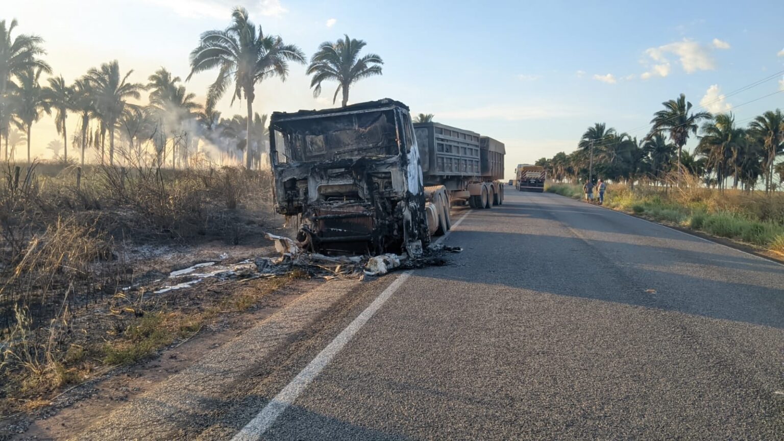 Incêndio destrói cabine de carreta na BR-153, em São Domingos do Araguaia