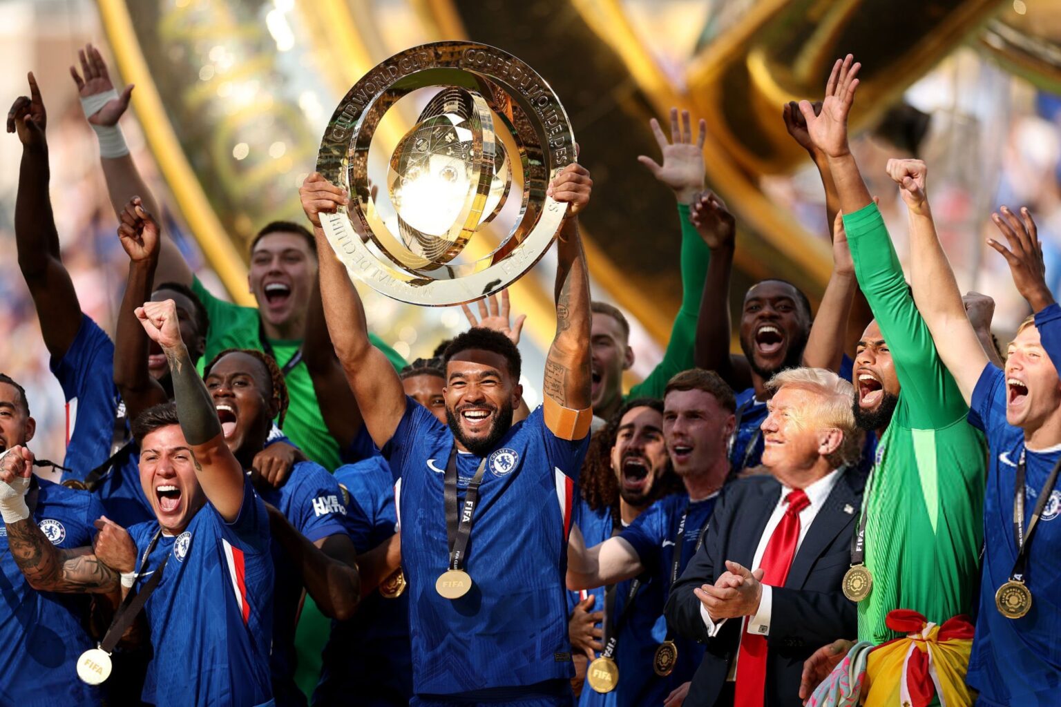 Com gol brasileiro, Chelsea vence PSG e ergue a taça da Copa do Mundo de Clubes
