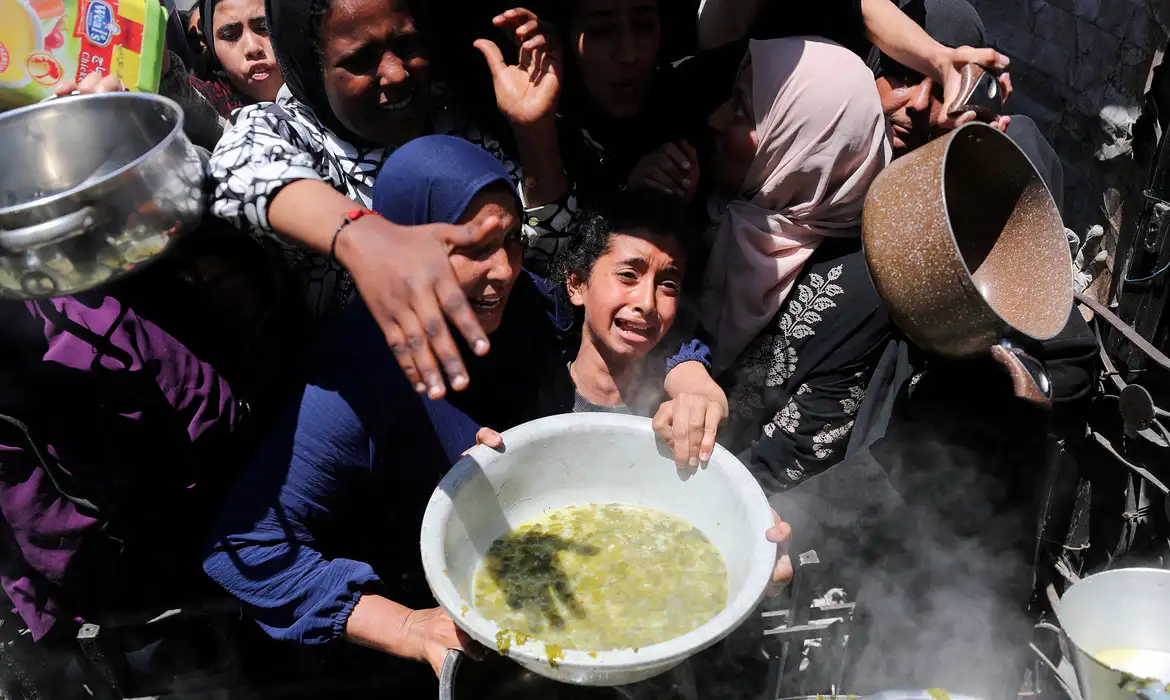 Soldados israelenses assassinam palestinos que buscavam comida em Gaza
