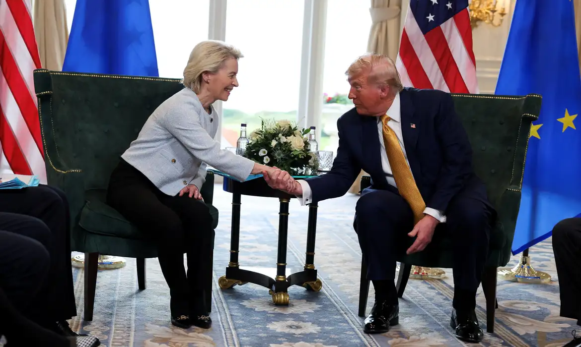 Trump anuncia megacordo com União Europeia e pressiona Brasil com tarifaço de 50%
