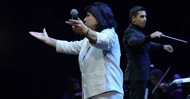 Roberta Miranda chuta homem que invadiu palco durante show