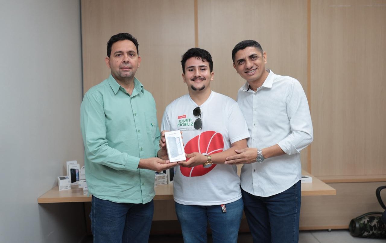 Prefeitura de Parauapebas entrega 520 celulares para jovens em vulnerabilidade social