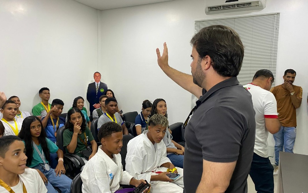 Atletas estudantis se reúnem com prefeito Toni Cunha em Marabá