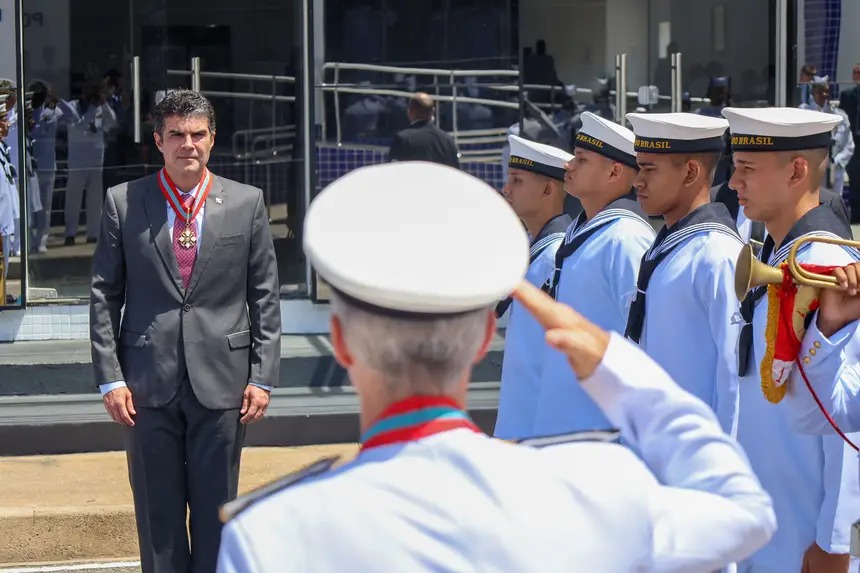 Governador do Pará recebe da Marinha a Medalha da Ordem do Mérito Naval