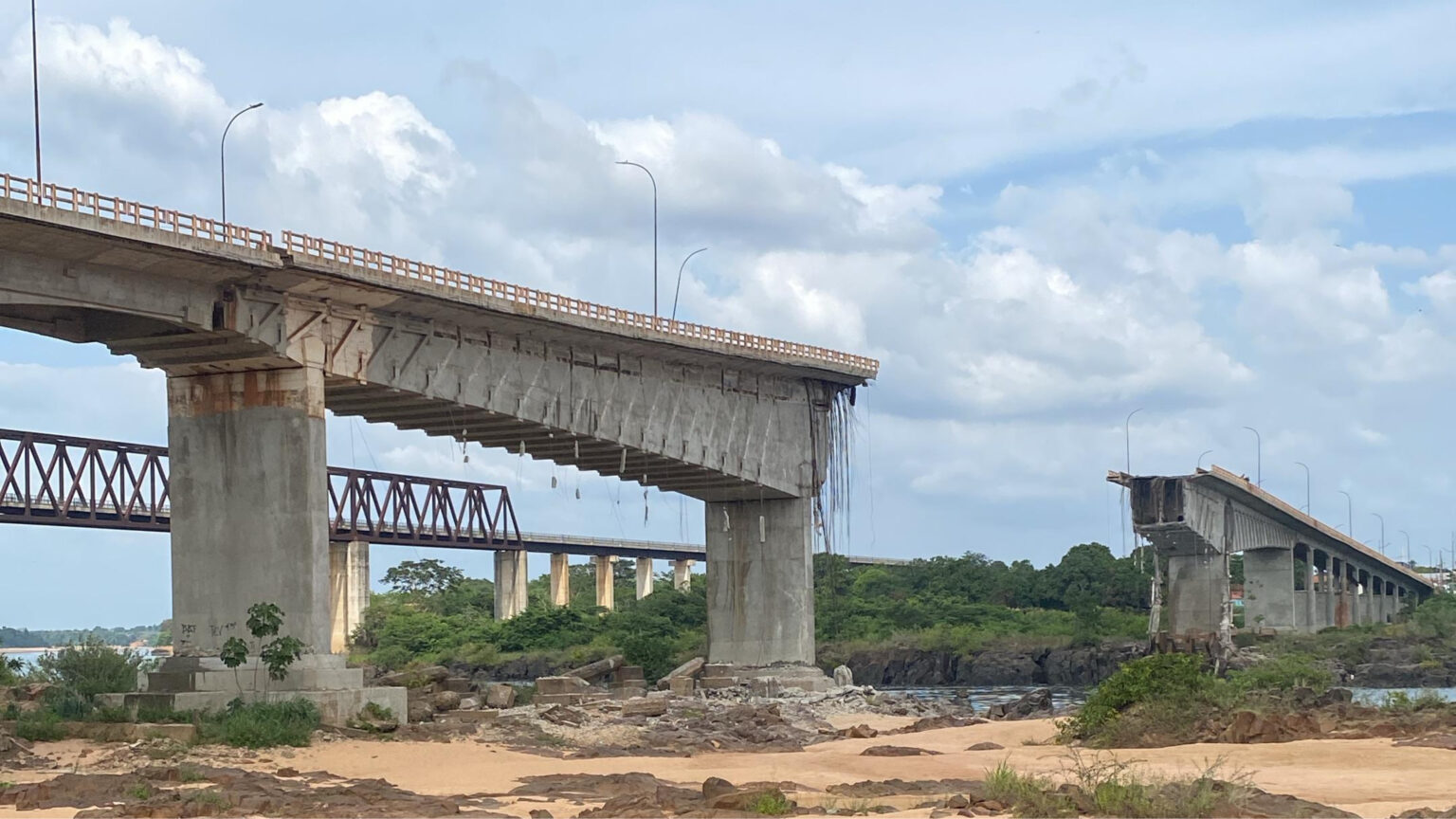 Queda de ponte entre Maranhão e Tocantins foi causada por excesso de peso, diz PF