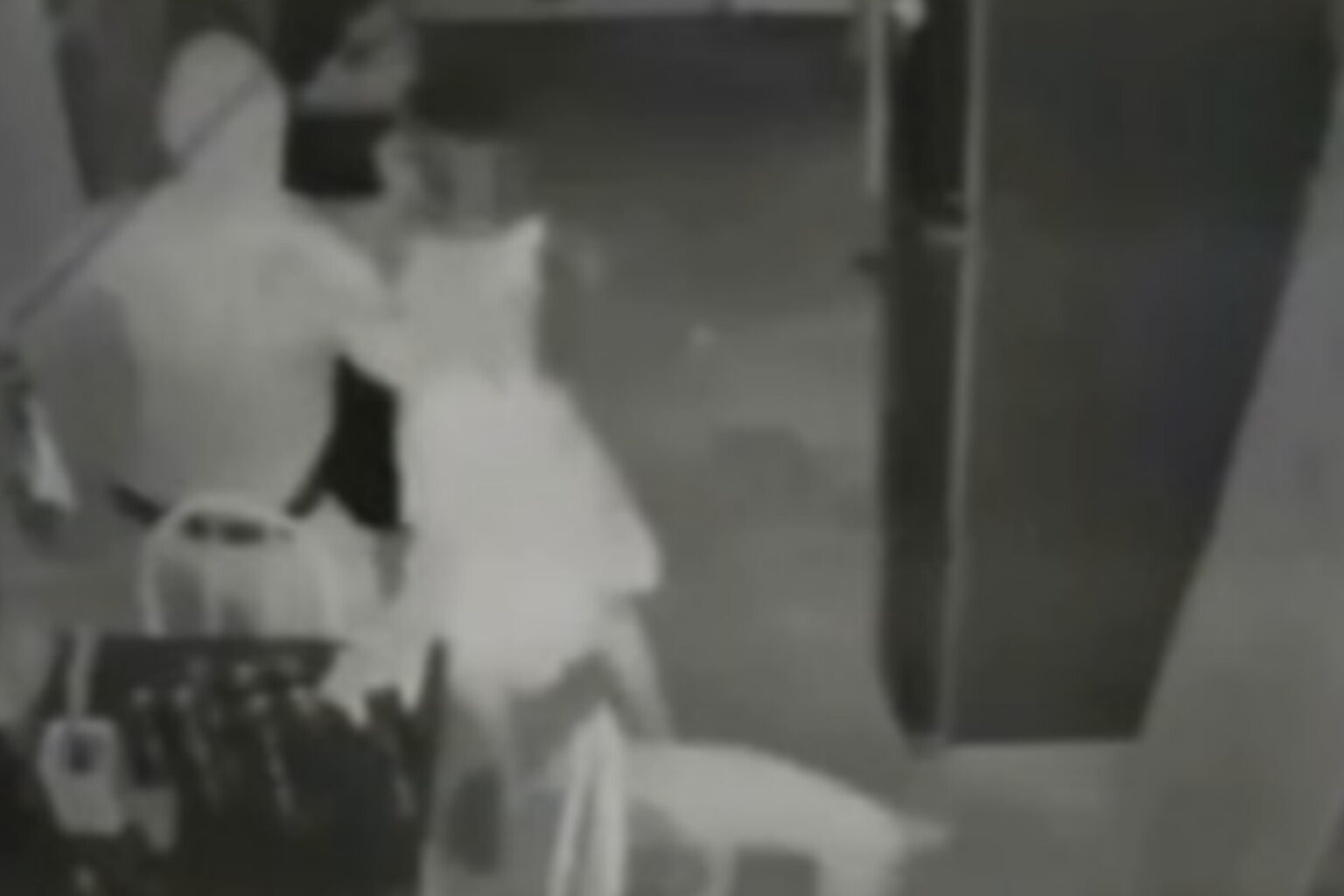 Homem invade casa e tenta estuprar grávida que dormia com o marido