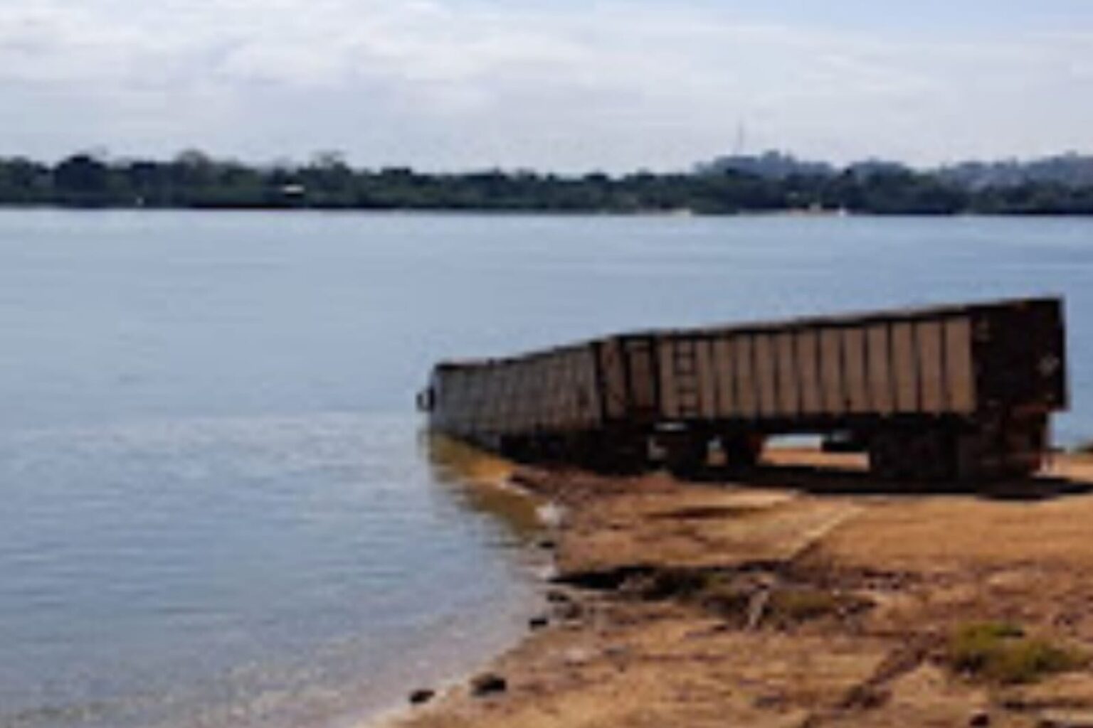 Carreta carregada de gado cai dentro de rio em São Félix do Xingu