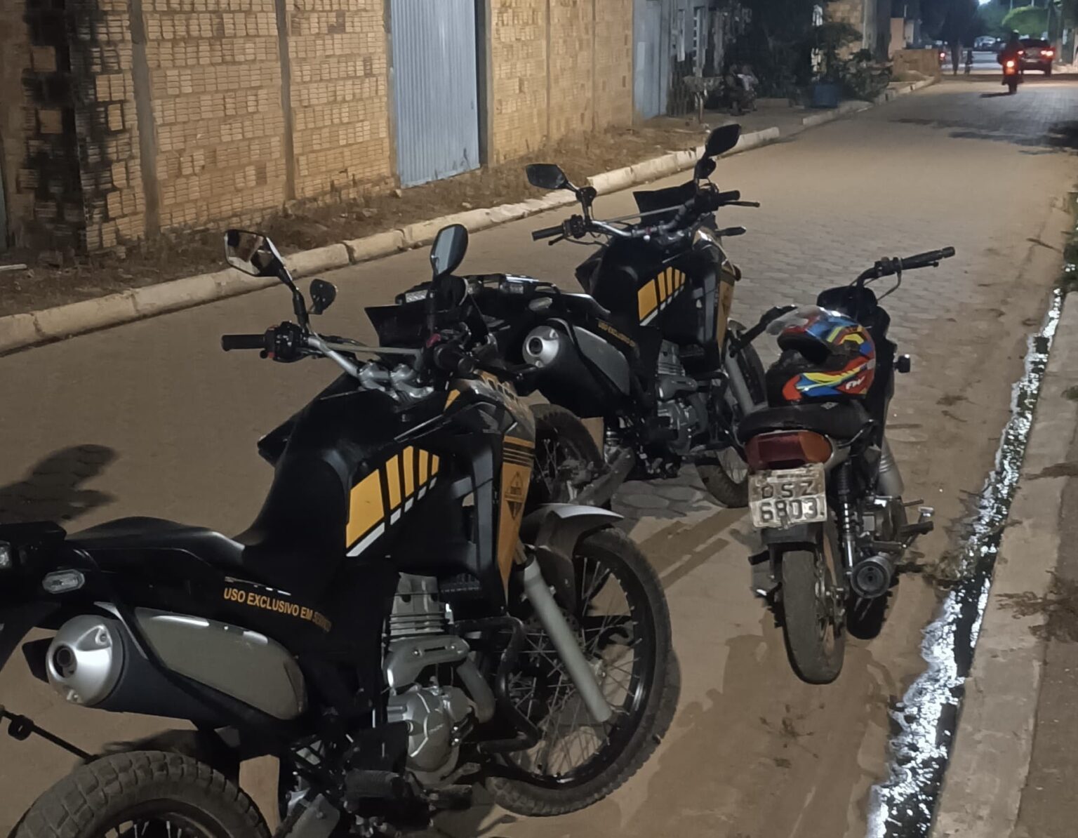 Motociclista sem habilitação é flagrado fazendo “grau” e vai parar na delegacia