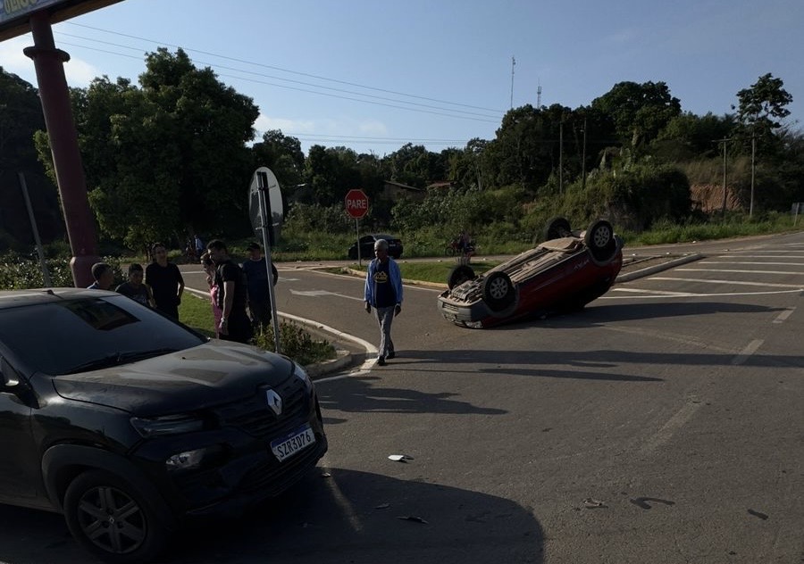 Motorista perde controle e capota Fiat Uno após colisão em Itupiranga