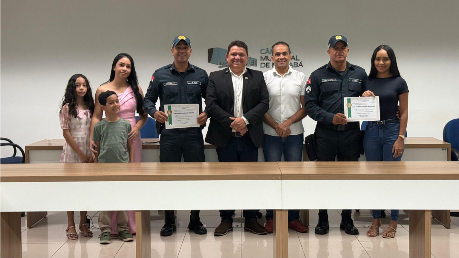 Câmara Municipal homenageia policiais que salvaram homem de incêndio em Marabá