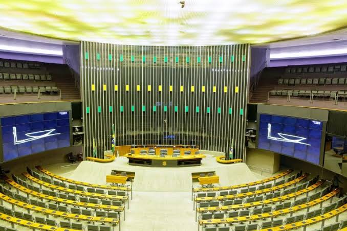 Pressão por anistia a Bolsonaro paralisa Câmara dos Deputados