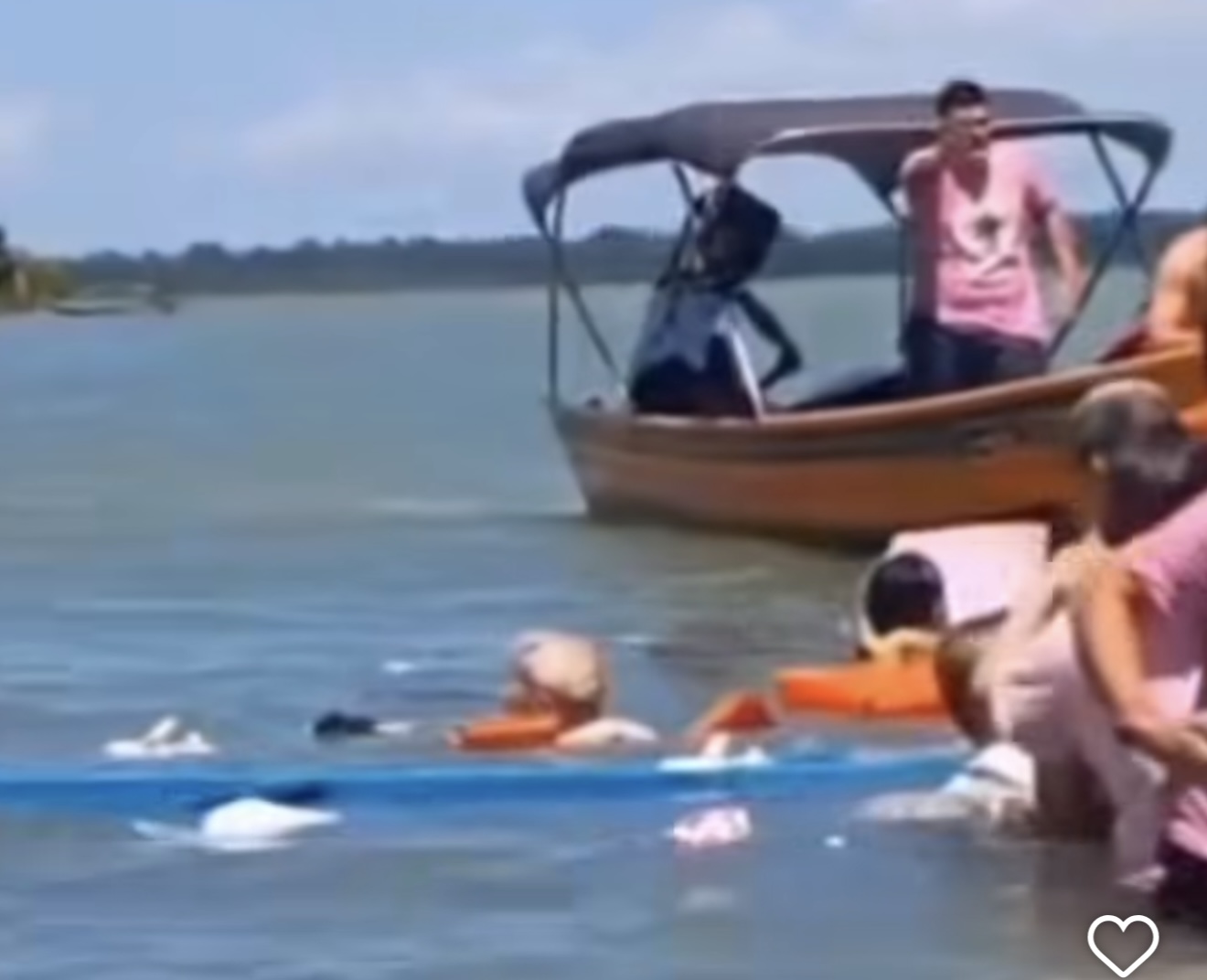 Barco com 50 evangélicos naufraga no Rio Tapajós, no Pará