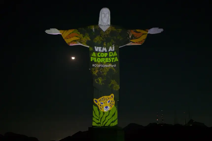Cristo Redentor recebe projeção e marca 100 dias para a COP 30 em Belém