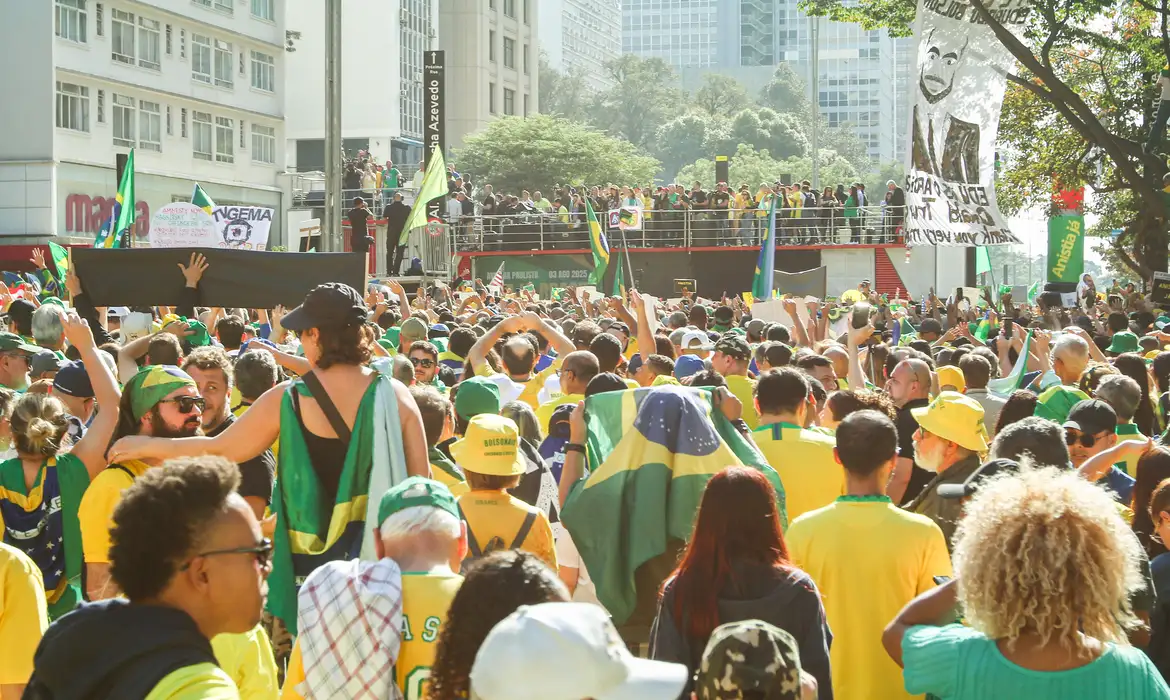 Ato em São Paulo pede anistia a Bolsonaro e exalta Trump