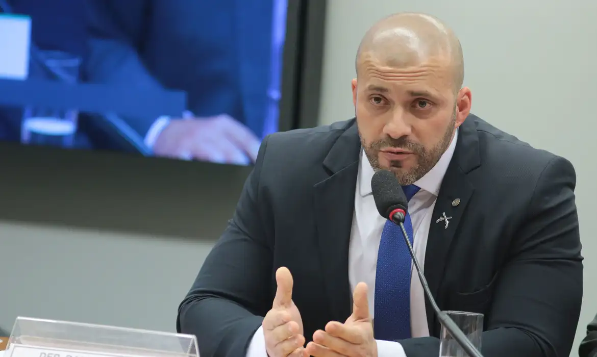 Moraes autoriza Daniel Silveira a fazer tratamento fora da prisão