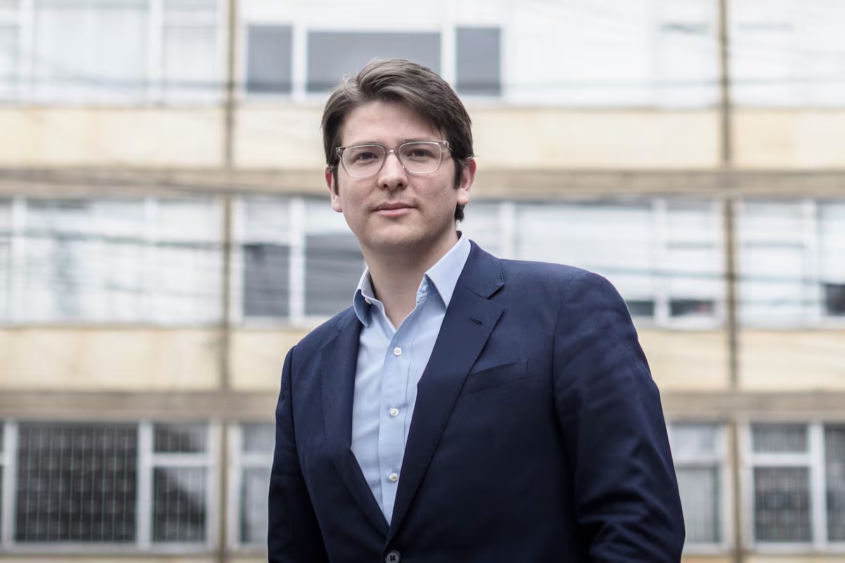Morre Miguel Uribe, pré-candidato à presidência da Colômbia baleado durante discurso