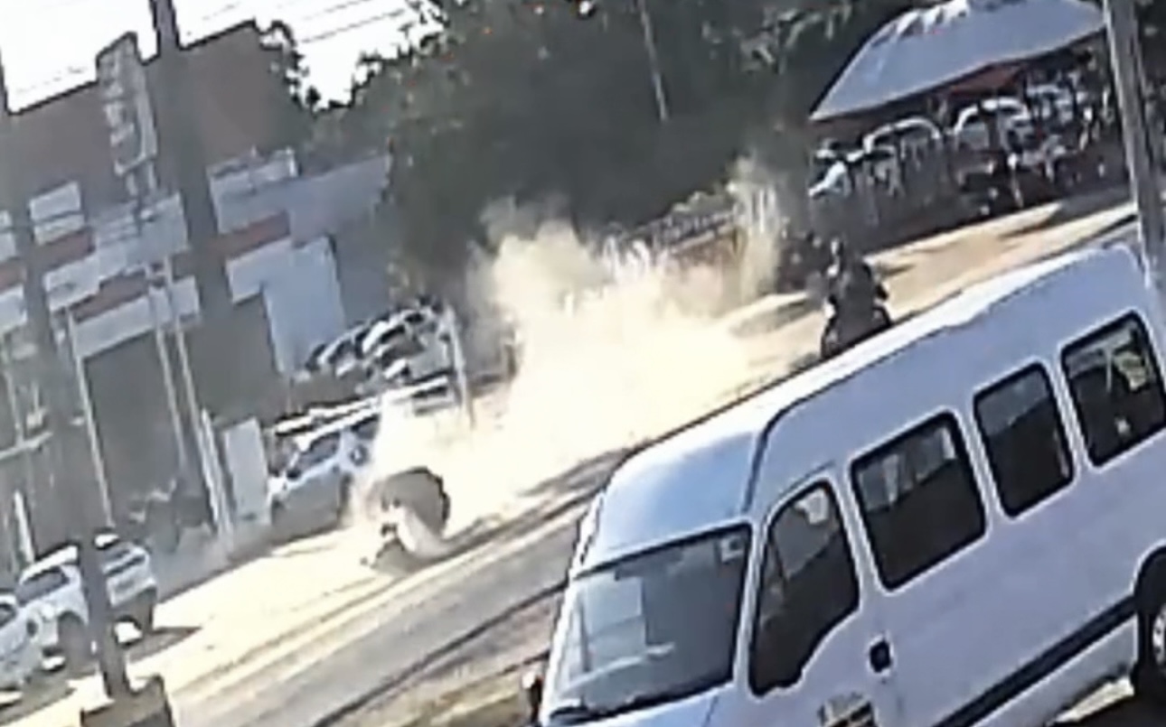 VÍDEO: Manilha se solta de carreta e quase atinge motociclista em Marabá