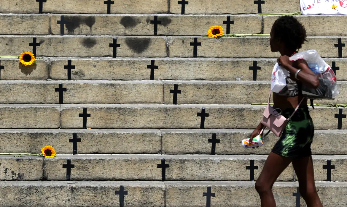 Casos de feminicídio por arma de fogo aumentam em 2025 no país