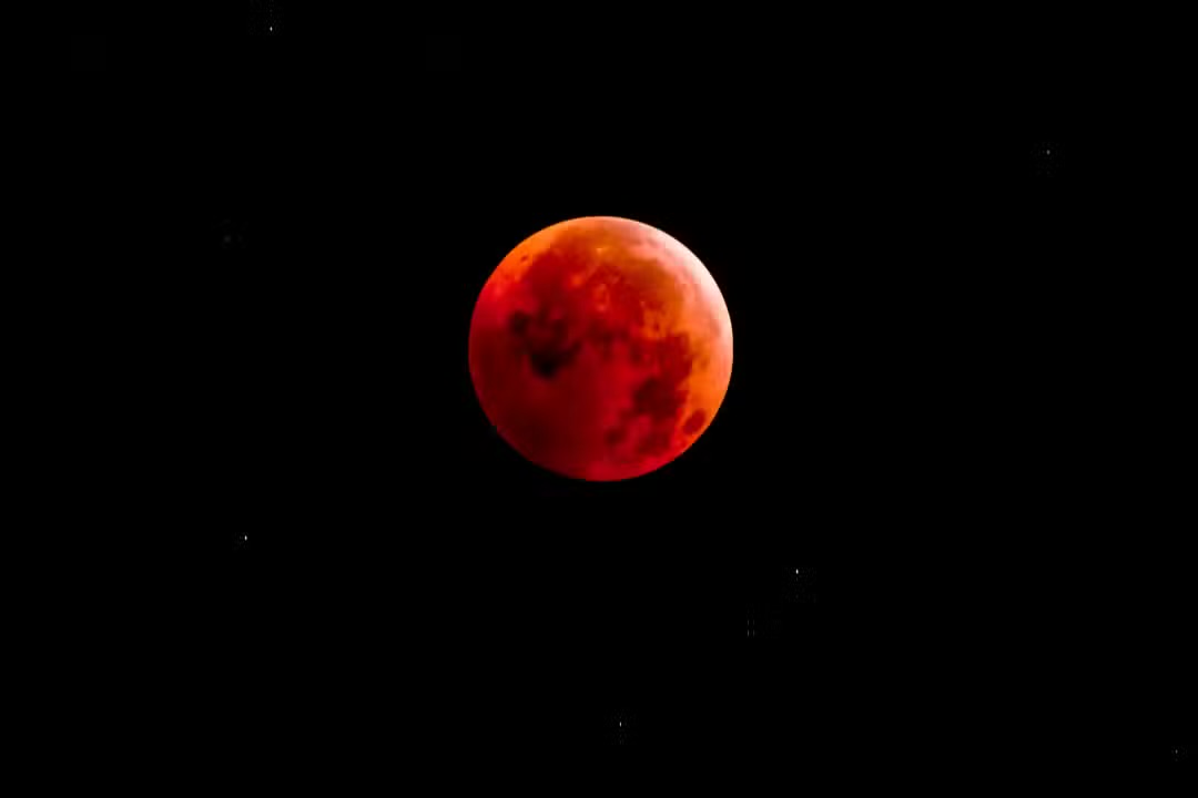 Eclipse lunar total 2025: como assistir à lua de sangue mais longa do ano