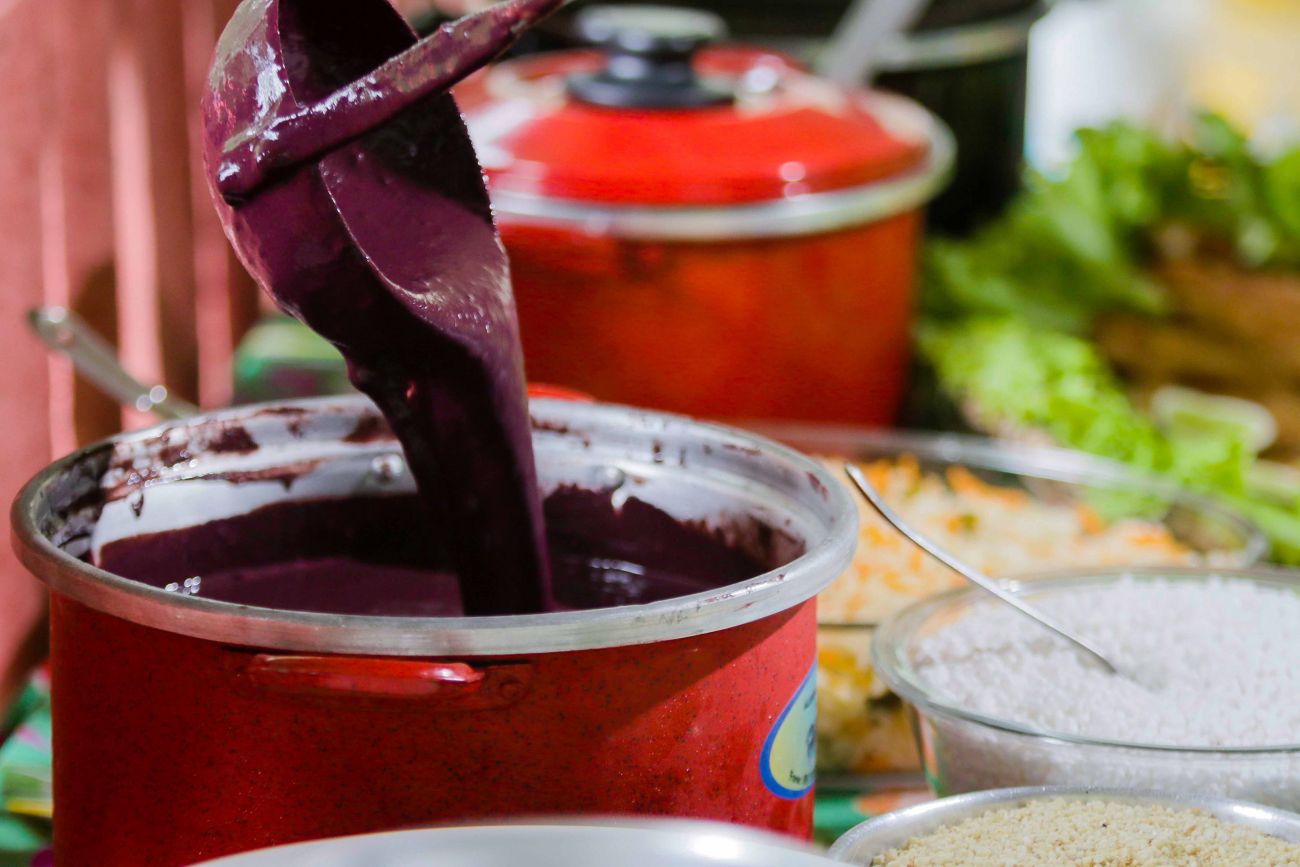 Açaí, castanha-do-pará e outros alimentos afetados por tarifaço podem ir para merenda escolar