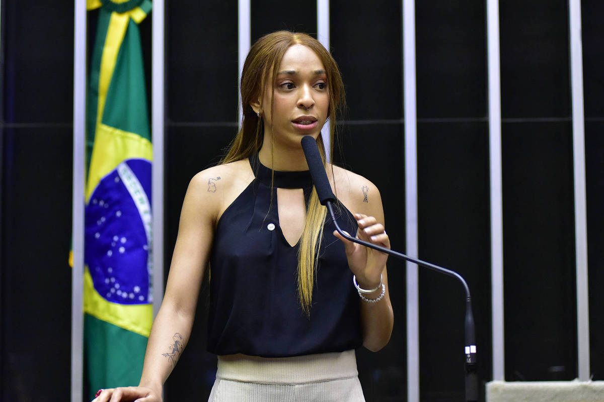 Erika Hilton mantém assessor parlamentar alvo de operação da PF