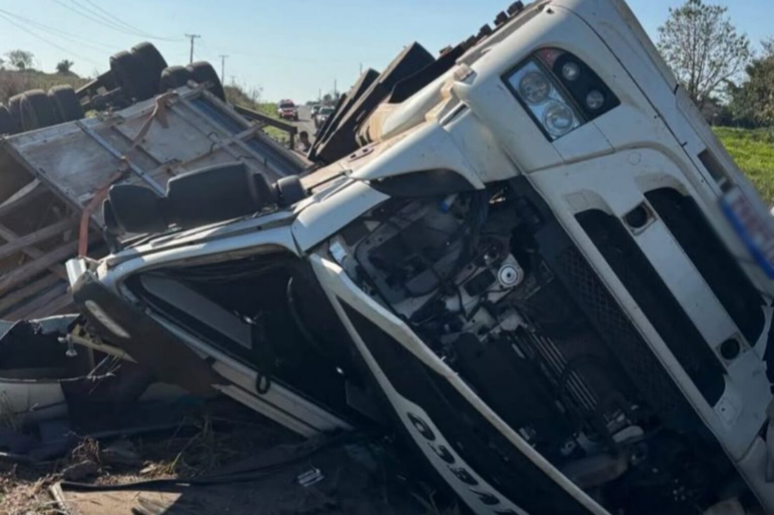 Caminhão tomba após atingir buraco na BR-230, em São João do Araguaia