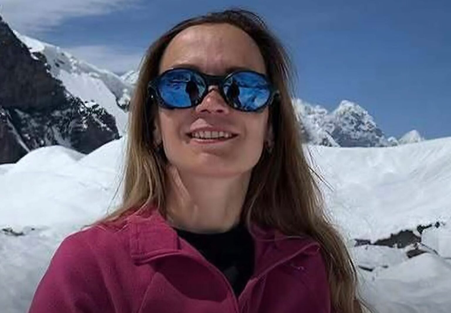 Alpinista russa é “deixada para morrer” após quebrar a perna em montanha na Ásia