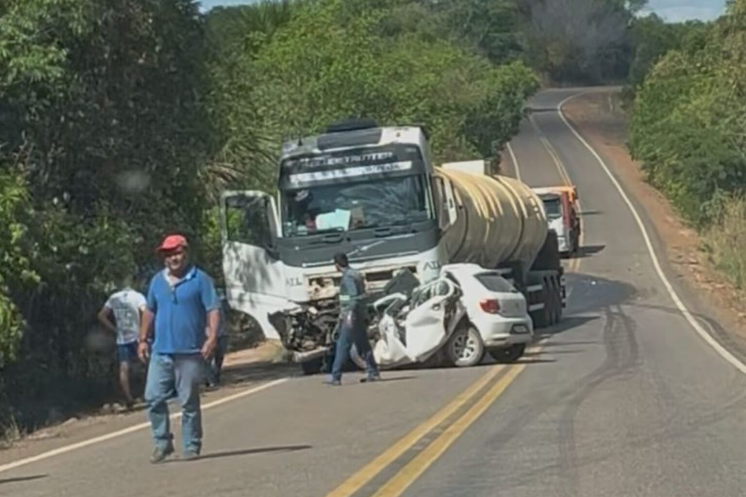 Três pessoas morrem em colisão entre carro e caminhão na BR-010