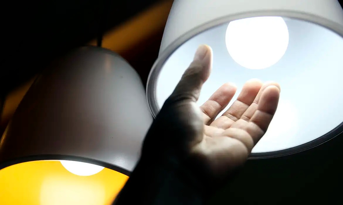 Setembro continua com conta de luz mais cara e bandeira vermelha
