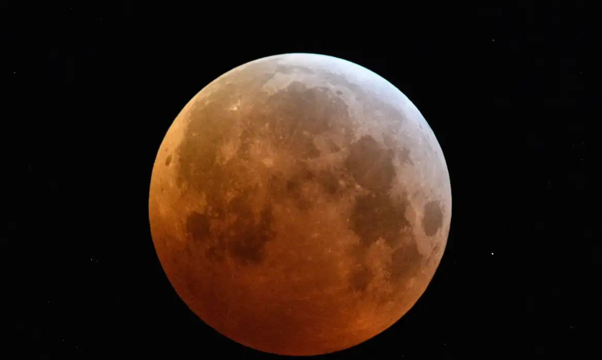 Lua de sangue: eclipse lunar total ocorre neste domingo (07)