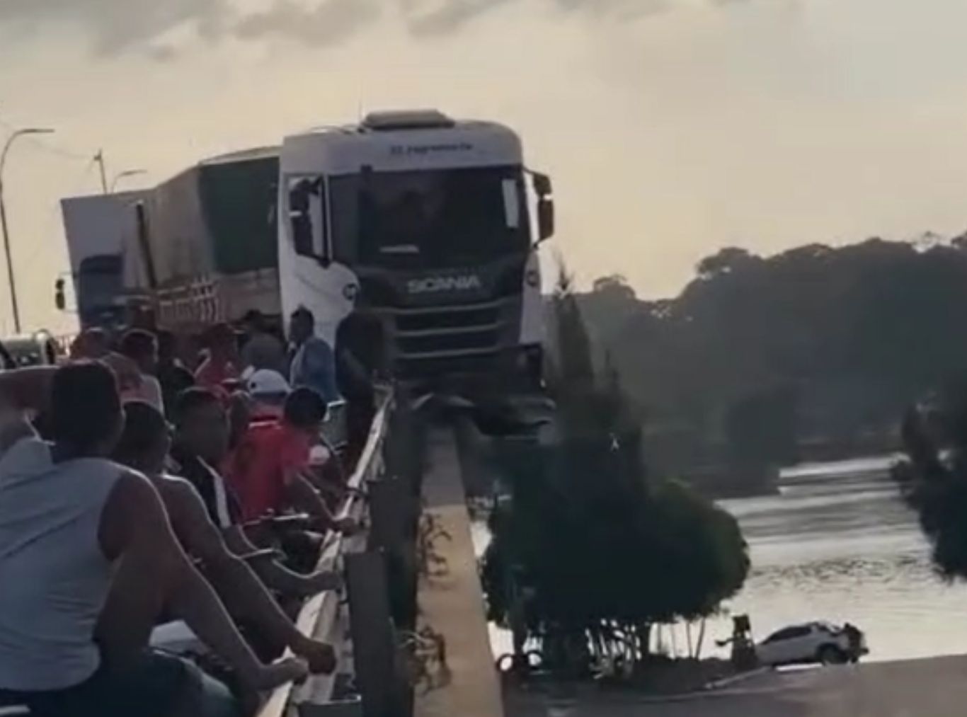 Carreta carregada de milho fica pendurada em ponte na PA-252