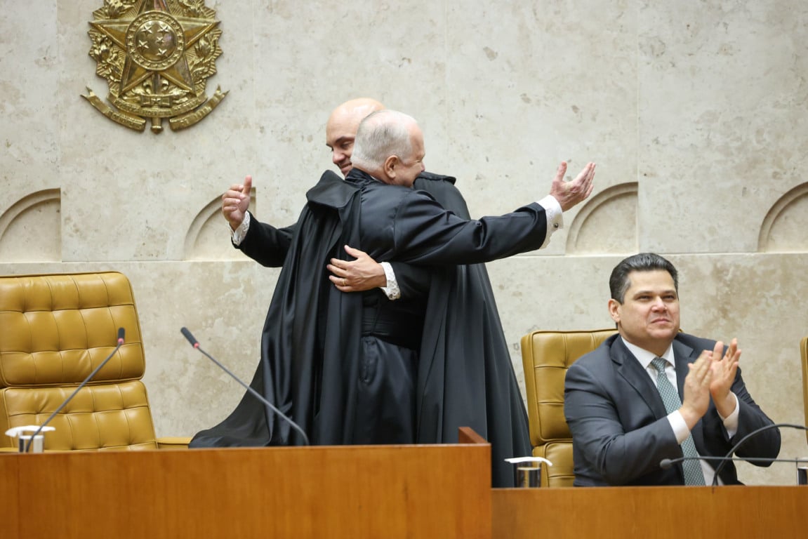 Fachin assume presidência do STF e diz que Moraes ‘merece nossa saudação e solidariedade’