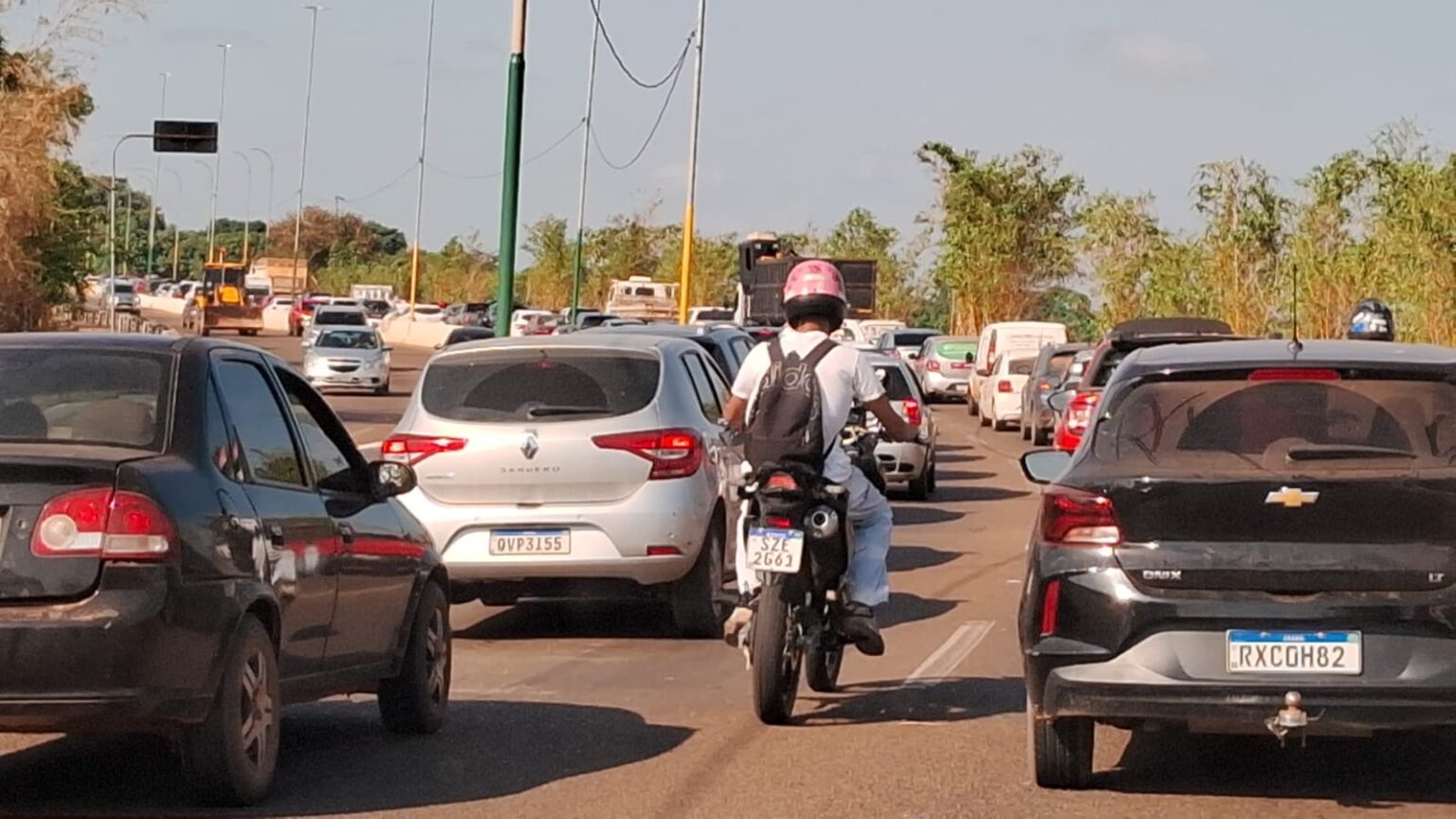 VÍDEO: três veículos se envolvem em acidente e provocam engarrafamento na BR-230 em Marabá