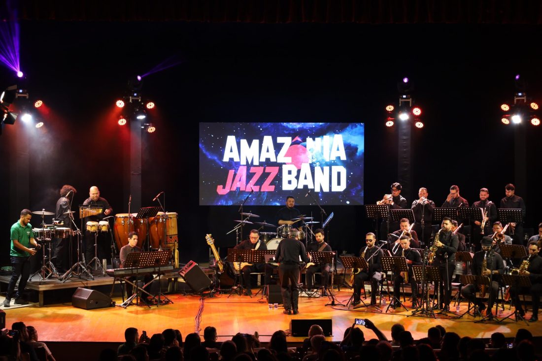 Amazônia Jazz Band mistura jazz, samba e carimbó em espetáculo vibrante em Marabá