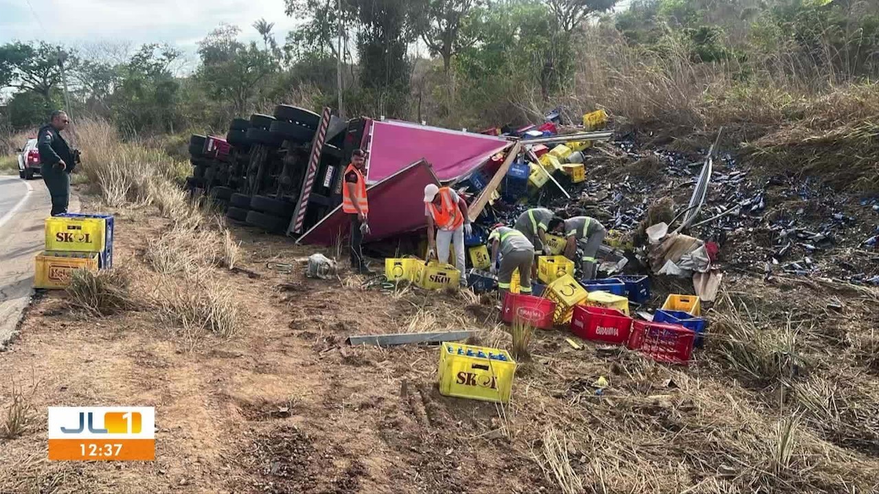 Caminhão carregado de cerveja tomba na PA-279, no sul do Pará