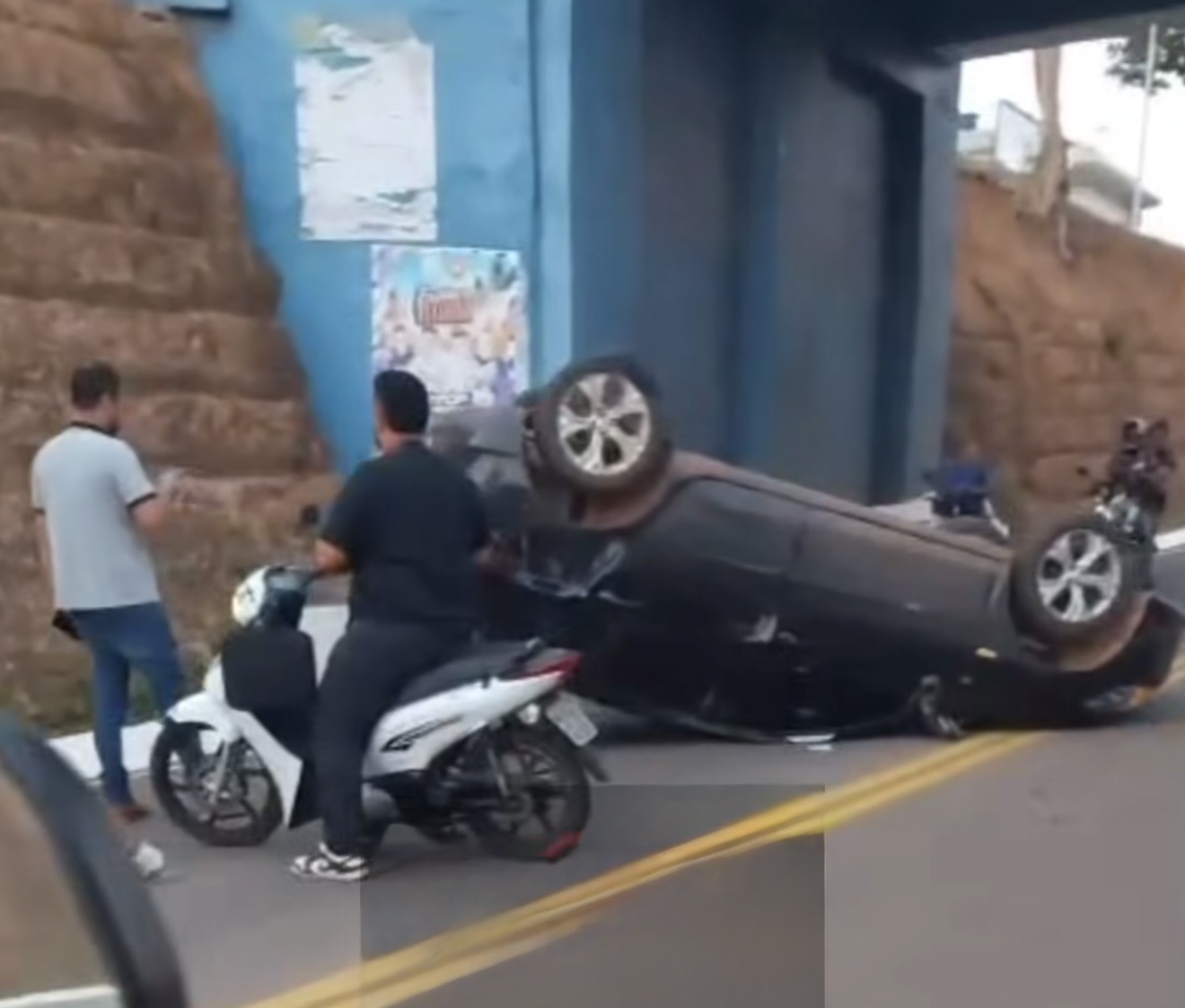 Motorista perde controle e carro despenca de viaduto em Tucuruí
