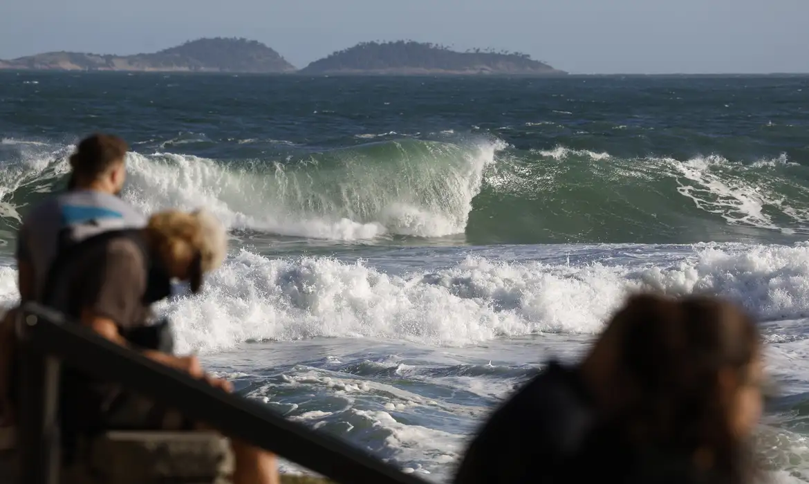 Adolescente que desapareceu com namorada no mar é encontrado