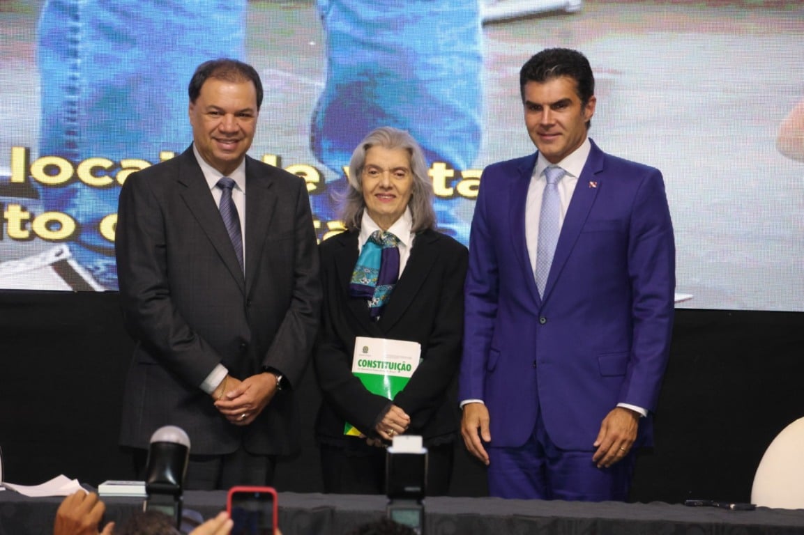 “Quem faz democracia é o povo”, afirma ministra Cármen Lúcia em Belém