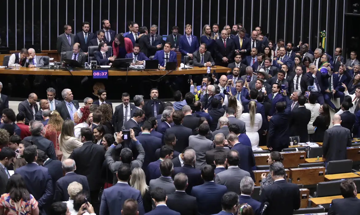 Câmara aprova urgência para projeto de anistia a golpistas
