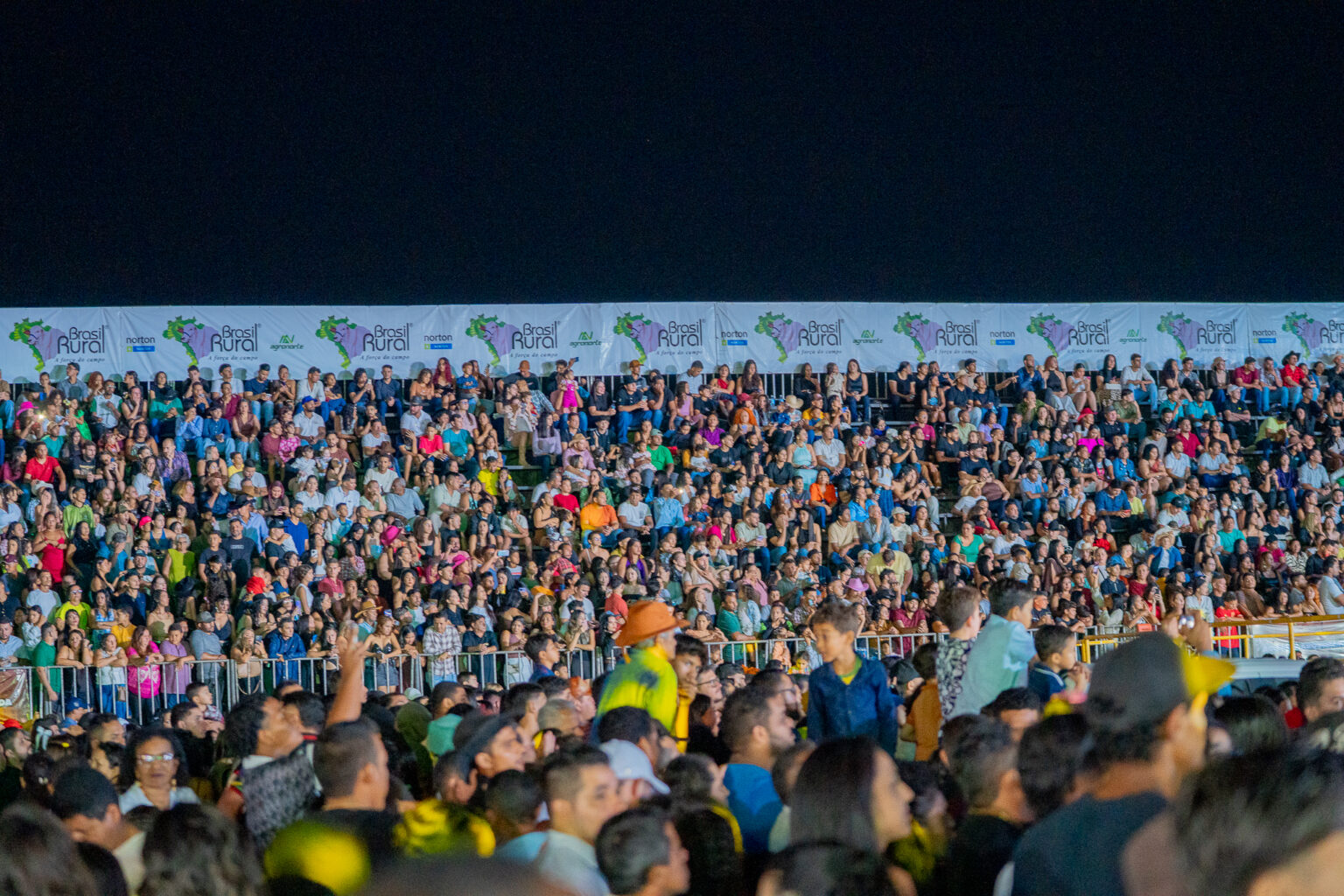 Milhares lotam primeira noite da FAP 2025 em Parauapebas