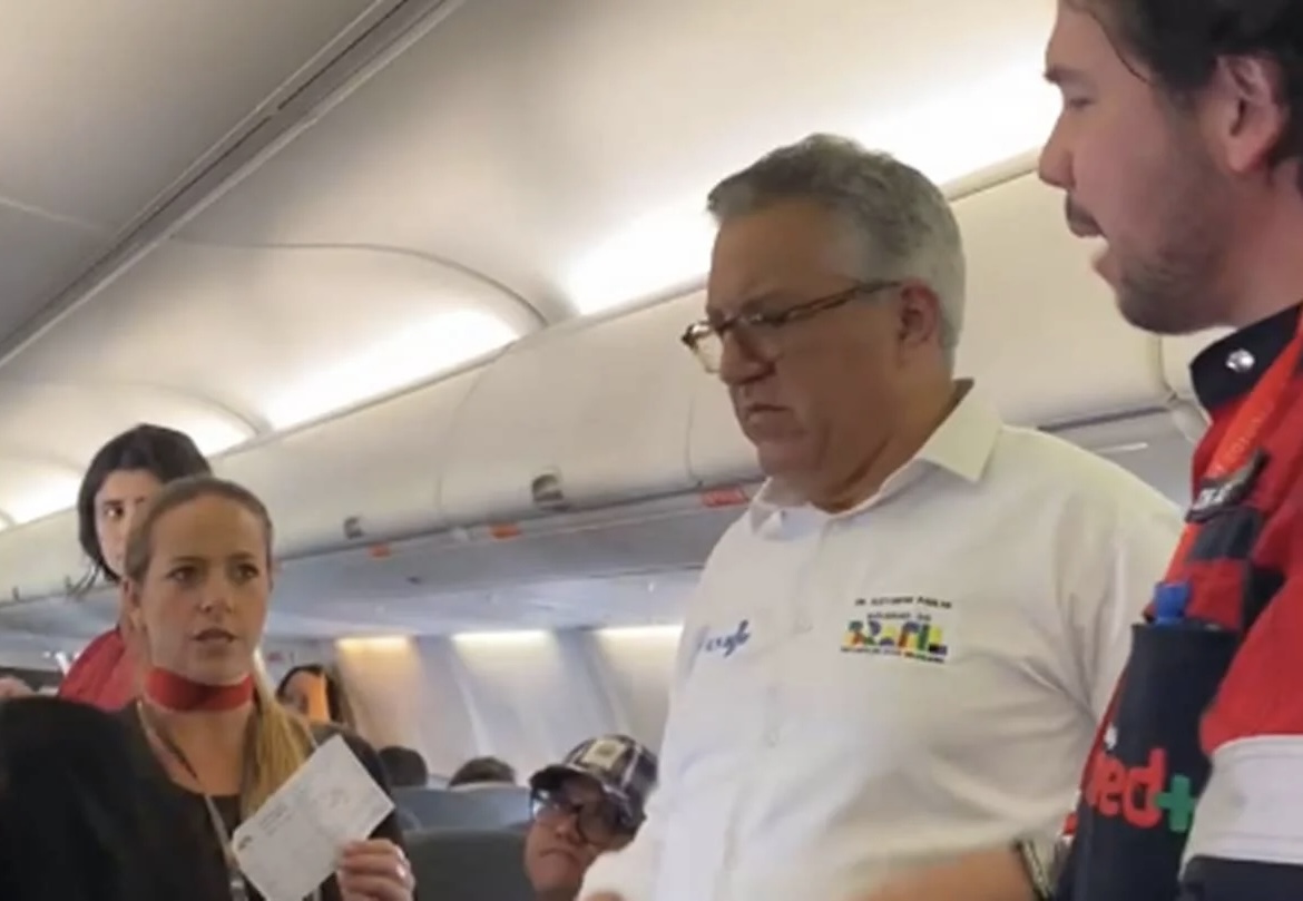 Passageira desmaia em avião e é atendida pelo ministro da saúde antes de decolagem