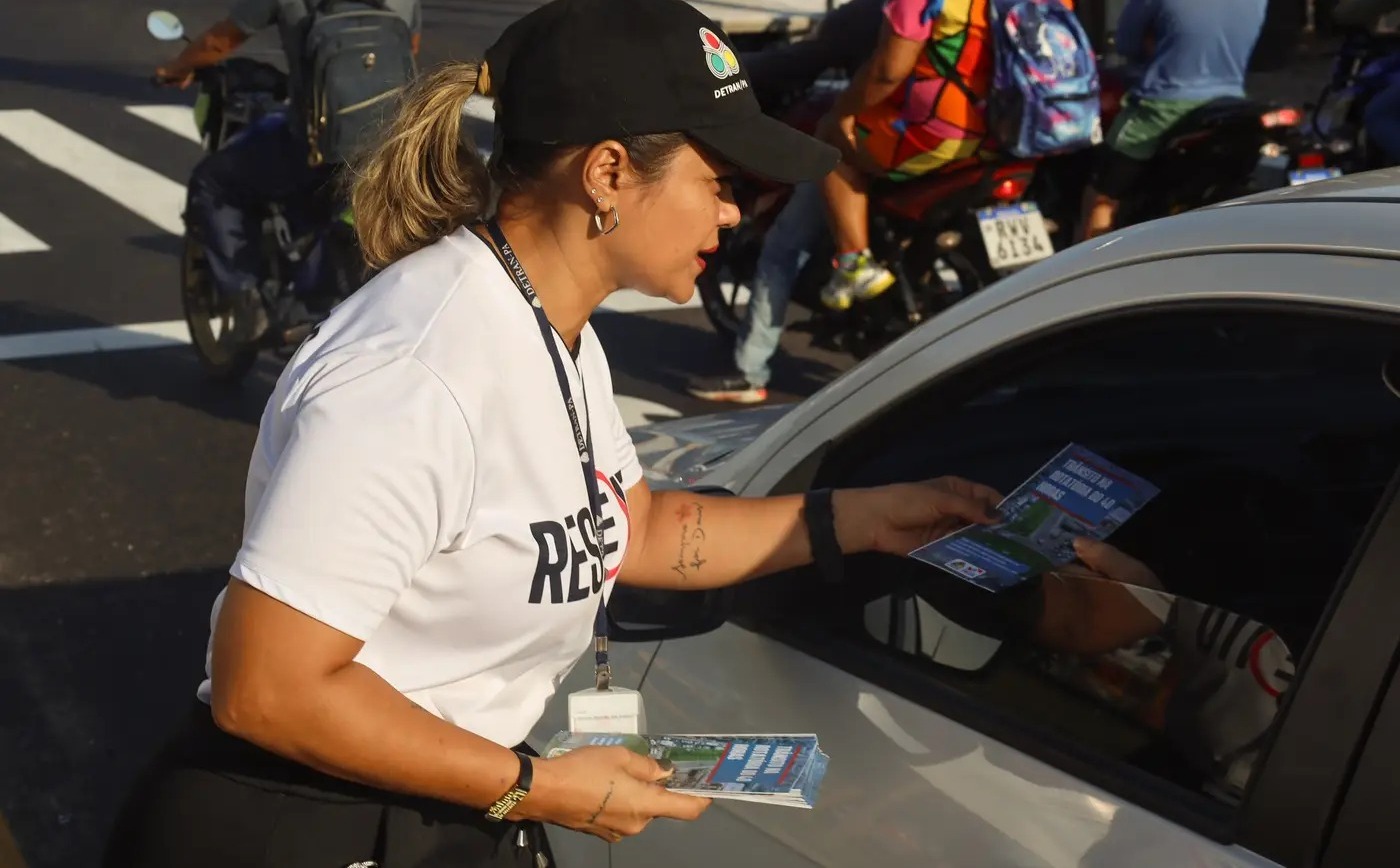 Detran alerta condutores de veículos sobre multa causada por descarte de lixo