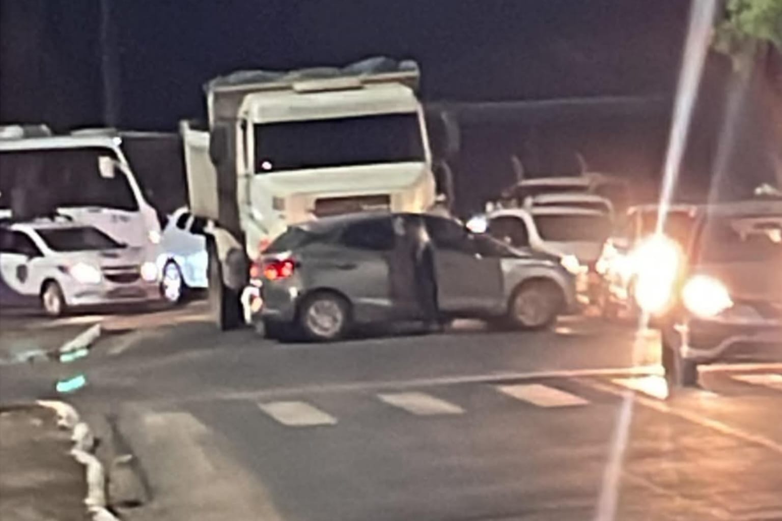 Caminhão colide contra carro em Marabá