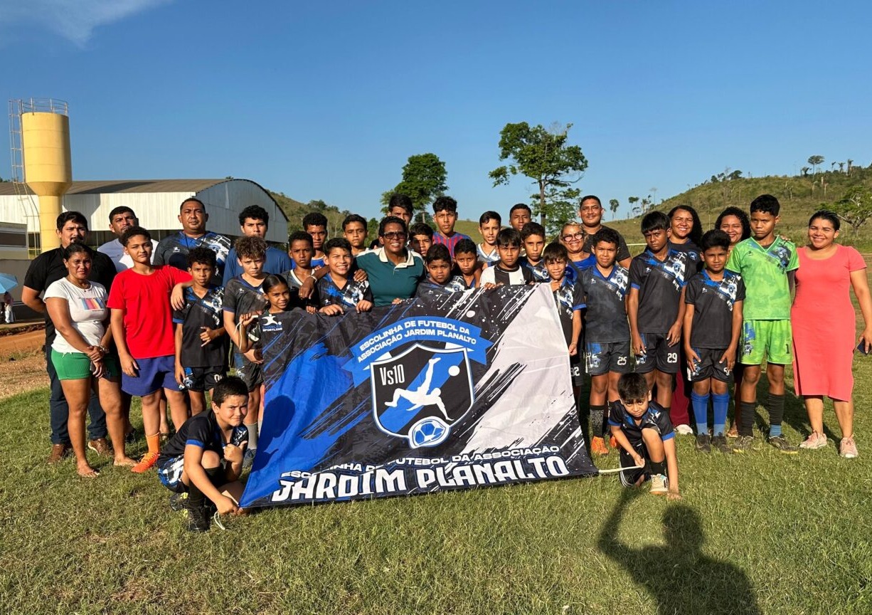Prefeitura entrega materiais esportivos para escolinhas sociais em Parauapebas