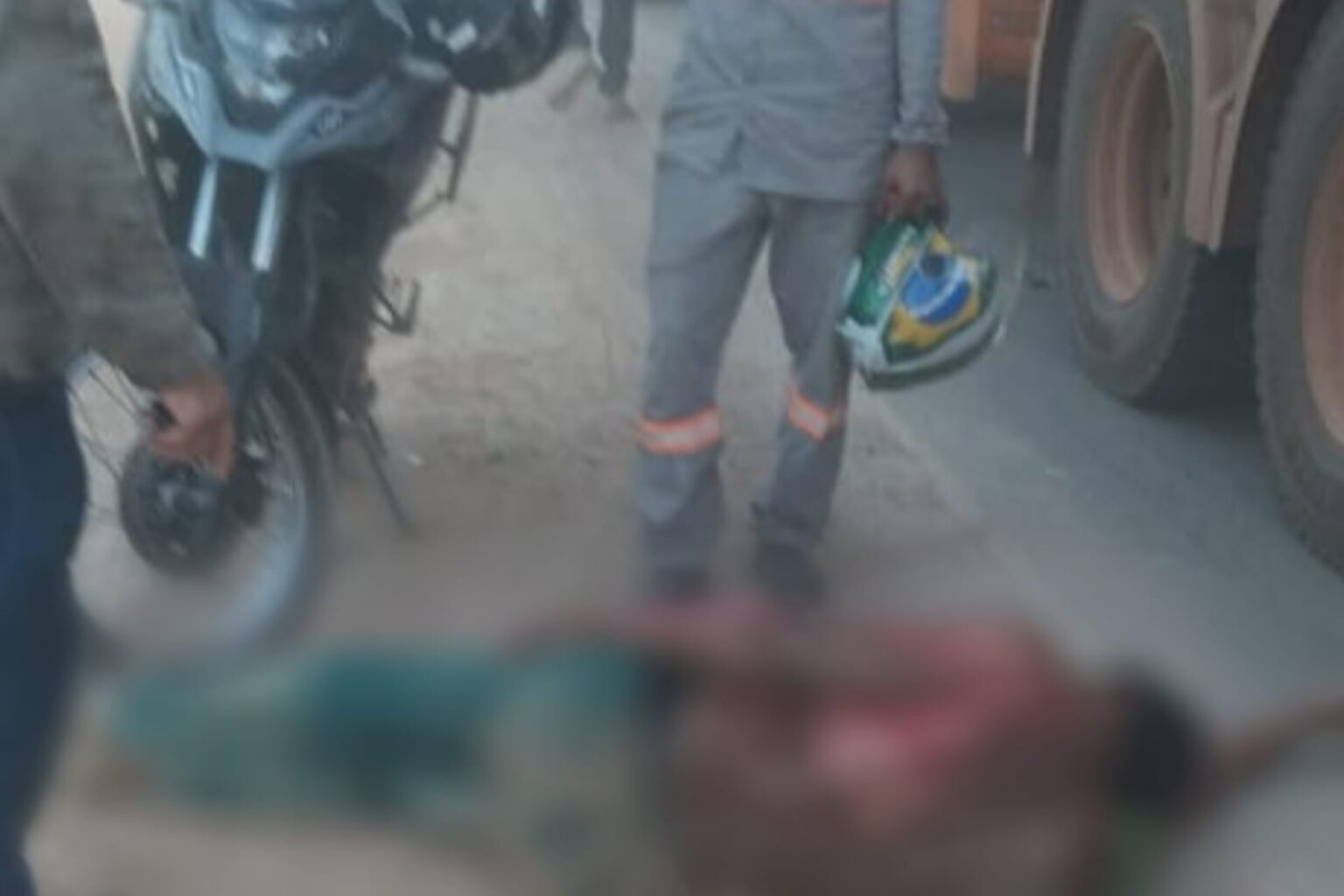 Motociclista cai e carreta arranca parte de sua roupa na BR-155, em Marabá