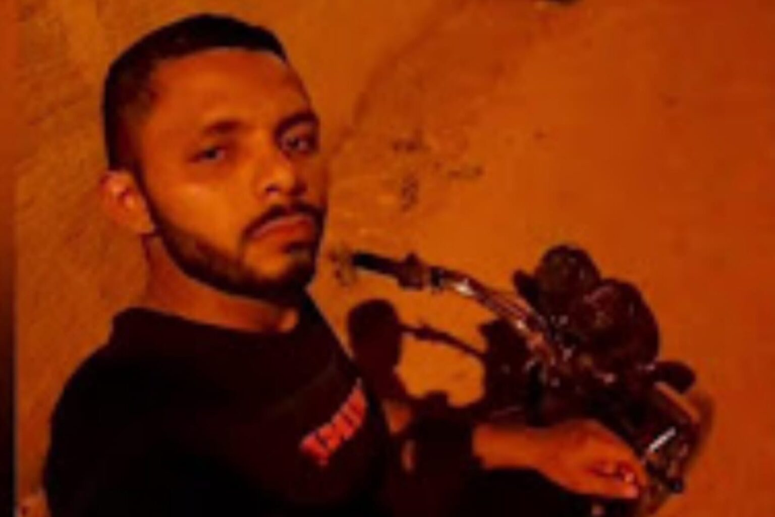 Homem é executado a tiros enquanto pilotava moto em Tucumã