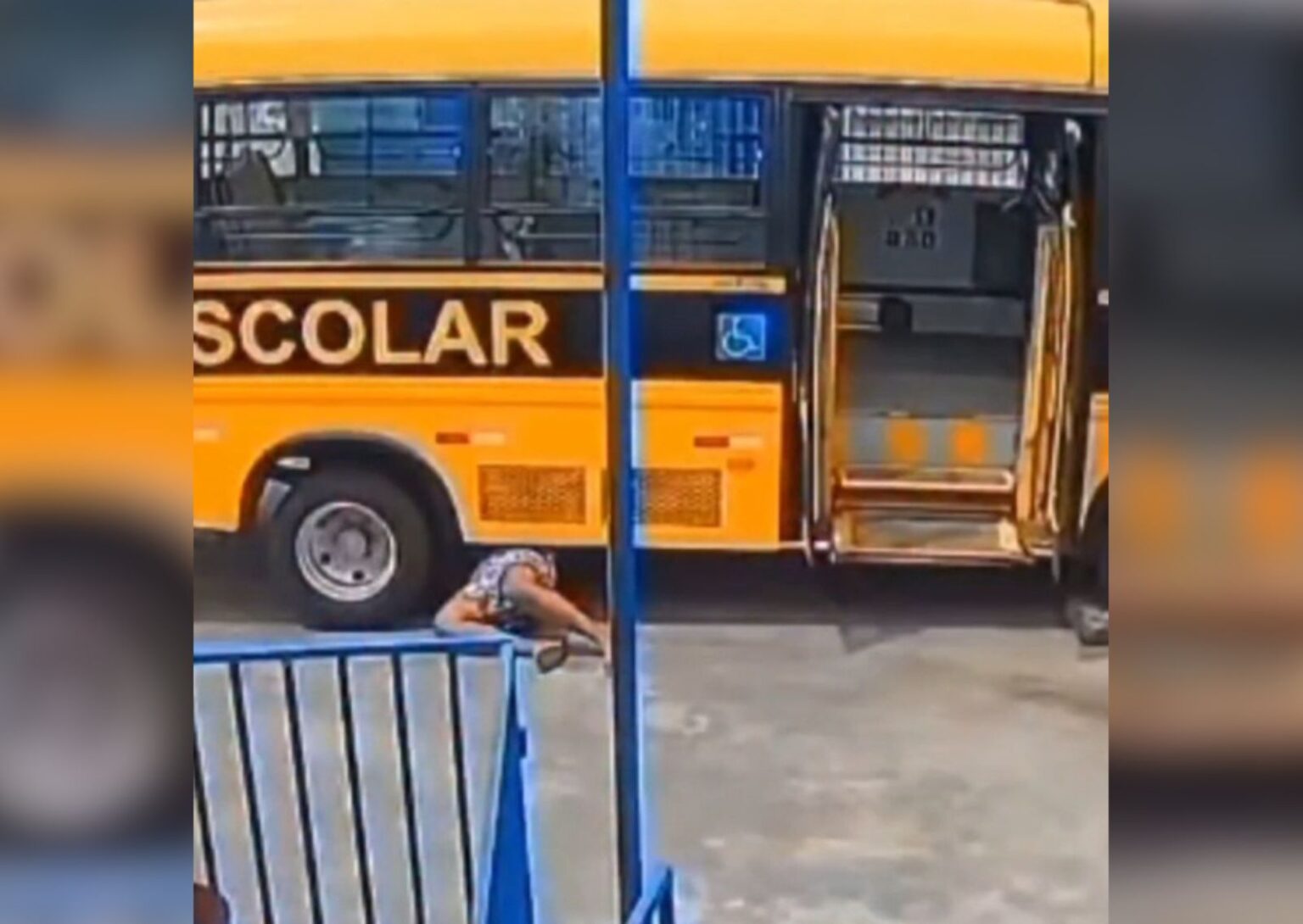 Mecânico escapa por pouco de acidente grave durante reparo de ônibus