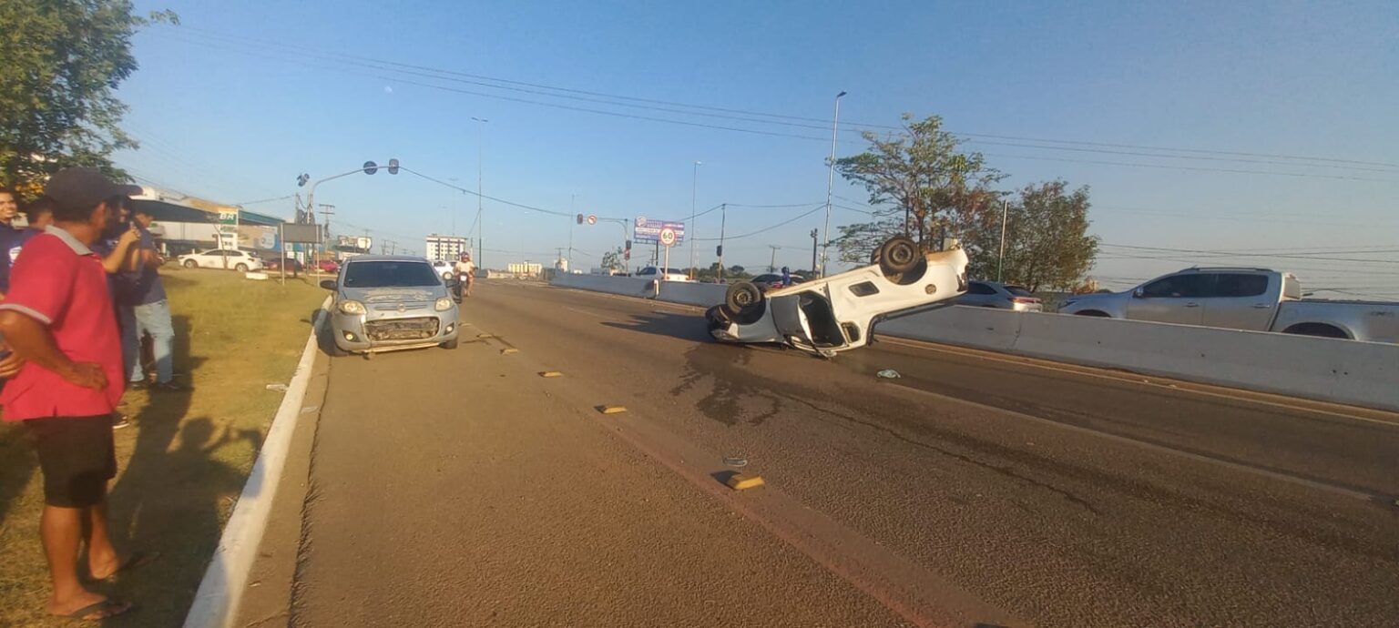 Vídeo: caminhonete capota após colisão com carro no semáforo da Folha 33, em Marabá