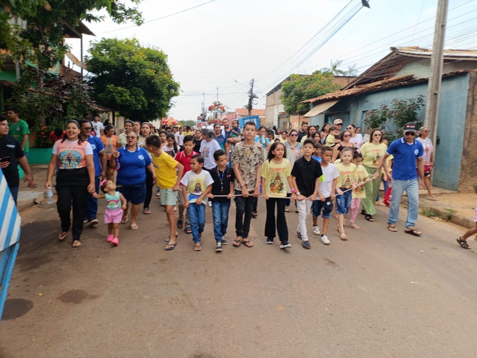 Crianças participam de procissão em homenagem a Nossa Senhora de Nazaré em Marabá