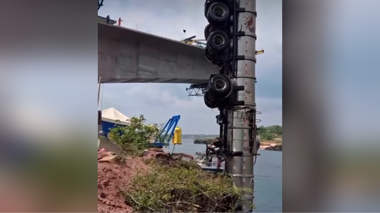 Equipes retiram carreta com ácido sulfúrico do rio Tocantins, meses após queda da Ponte JK